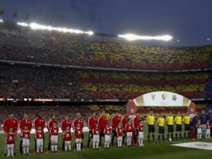 Jugadores del Athletic y el Barcelona, en la final de Copa.