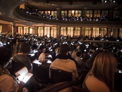 Los asistentes, un mar de luces y versos, la noche del lunes al XXI Festival Internacional de Poesia de Barcelona, en el Palau de la M&uacute;sica. 