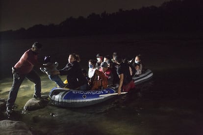 Familias refugiadas de Centroamérica, muchas de ellas con niños pequeños, cruzan el río Grande desde México hacia Estados Unidos, el 15 de abril de 2021 en Roma, Texas. En busca de asilo, la mayoría de ellos se entregan a la Patrulla Fronteriza nada más cruzar.