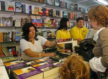 Almudena Grandes firmó ayer ejemplares de sus libros en la feria de Madrid.