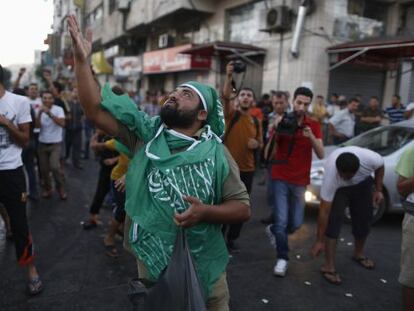 Um palestino comemora o cessar fogo em Gaza.