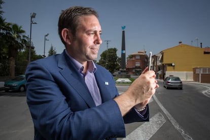 El alcalde de Jun, José Antonio Rodríguez, tuitea ante el obelisco a Twitter.