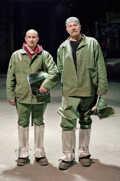 Dan y Ryan, dos obreros de la fundición OS Kelly, de Ohio, que trabaja para Steinway desde 1938. 