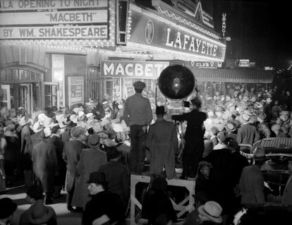 Ambiente en el estreno de 'Macbeth', de Orson Welles, en 1936 en el teatro Lafayette de Nueva York.,