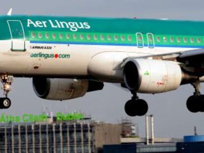 Un avi&oacute;n de Aer Lingus aterriza en el aeropuerto de Dubl&iacute;n.