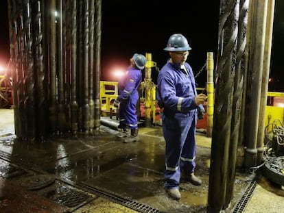 Operário perfura poço de petróleo na Venezuela.