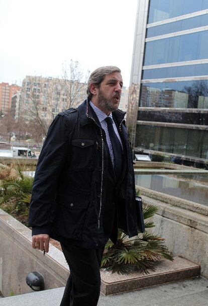 El exedil Jorge Barbadillo, a la entrada de la Audiencia.