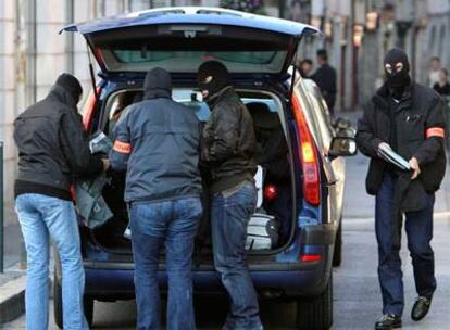 La policía francesase ha intervenido de diferente material en la el registro de la sede de Batasuna en Bayona