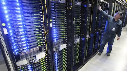 Un trabajador maneja servidores en el centro de datos que Facebook tiene en Oregón, Estados Unidos.