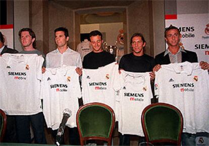 McManaman, Solari, César, Michel Salgado y Cambiasso, con la nueva camiseta del Madrid.