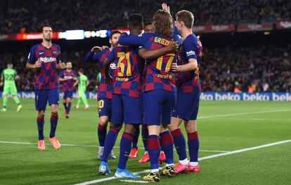Los jugadores del Barcelona celebran el gol de Griezmann, primero del partido. 