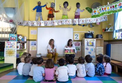 Clase de ni&ntilde;os de dos a&ntilde;os en el colegio Federico Garc&iacute;a Lorca de Valencia.