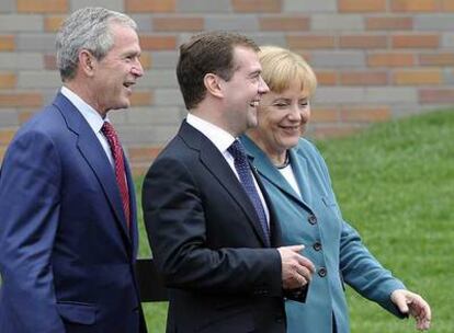 De izquierda a derecha, Bush, Medvédev y Merkel, en la cumbre del G-8 en Japón.