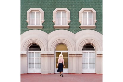 @DrCuerda y @Anniset son arquitectos y residentes en Valencia, pero no solo viven de la arquitectura. Daniel es fotógrafo y Anna ilustradora, y sus creaciones son la combinación de ambas facetas. "Este edificio es el palacio Barolo, de Argentina (Avenida de Mayo, 1370). Nos recordaba como a las escamas de un dragón. El palacio es increíble porque desde arriba se ve todo Argentina. Es como subir en un ascensor hasta el cielo. El edificio está inspirado en la divina comedia, planta a planta. De hecho tiene un faro que dejó de funcionar porque molestaba, pero la vista es 360. Nosotros fuimos al atardecer y no esperábamos esta terraza, porque dentro es muy recargado y oscuro".