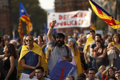 Un hombre grita consignas durante la concentración por la independencia en Barcelona.  
