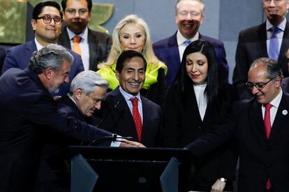 Rogelio Ramírez de la O, Jorge Alegría y Victoria Rodríguez Ceja durante el tradicional campanazo para celebrar los 130 años de la Bolsa Mexicana de Valores en Ciudad de México