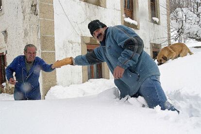 Un panadero de Cervera de Pisuerga (Palencia) logra llevar el pan a un vecino de San Salvador a pesar de la nieve.