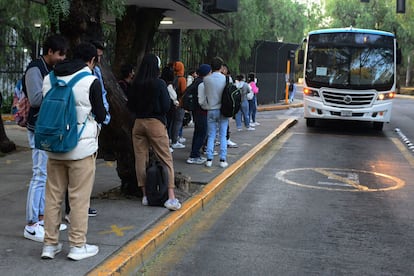 Estudiantes esperan un autobs en Ciudad Universitaria, en Ciudad de Mxico, en enero de 2023.