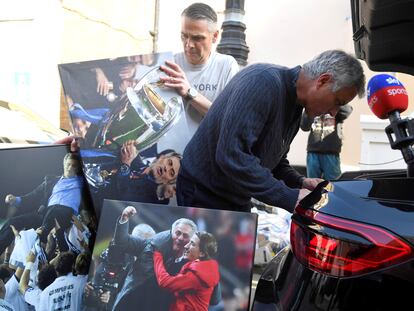 Mourinho llega a su vivienda de Londres tras ser despedido del Tottenham, este lunes.