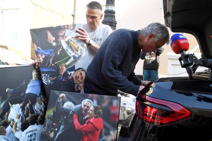 Mourinho llega a su vivienda de Londres tras ser despedido del Tottenham, este lunes.