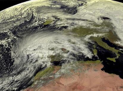 La imagen del satélite Meteosat, facilitada por la Agencia Española de Meteorología, muestra el estado de la borrasca sobre España a las 20.25 de ayer.