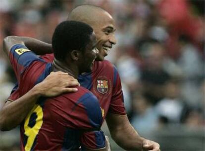 Eto'o y Henry, durante un partido de la pretemporada