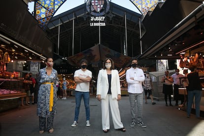 La alcaldesa de Barcelona, Ada Colau,  rodeada del jurado del concurso Masterchef, que graba en La Boqueria y la Rambla.