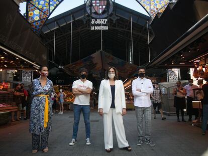 La alcaldesa de Barcelona, Ada Colau,  rodeada del jurado del concurso Masterchef, que graba en La Boqueria y la Rambla.