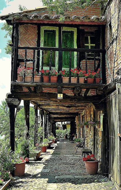 Soportales de casas típicas castellanas en Territorio Artlanza, la aldea burgalesa construida por Félix Yáñez a lo largo de 10 años.