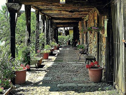 Soportales de casas típicas castellanas en Territorio Artlanza, la aldea burgalesa construida por Félix Yáñez a lo largo de 10 años.