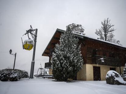 Francia ha decidido mantener cerradas las estaciones de esquí -los remontes no pueden funcionar- para combatir el coronavirus. En la imagen, la estación de La Chapelle-d'Abondance, a pocos kilómetros de Suiza.