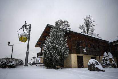 Francia ha decidido mantener cerradas las estaciones de esquí -los remontes no pueden funcionar- para combatir el coronavirus. En la imagen, la estación de La Chapelle-d'Abondance, a pocos kilómetros de Suiza.