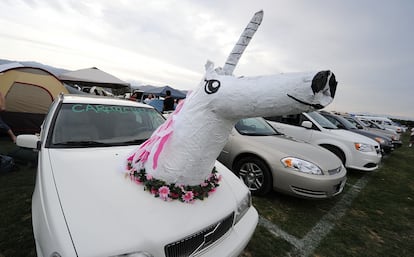 Cada año el festival premia al coche mejor decorado con un abono para el año siguiente. Nosotros le daríamos el premio a estre coche-unicornio.