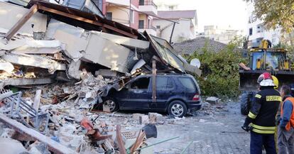 Daños causados en un vehículo tras el derrumbe de un edificio en la ciudad costera de Dürres (Albania).