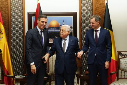 El presidente del Gobierno; Pedro Sánchez; Mahmud Abbas, presidente de la Autoridad Palestina; y Alexander de Croo, primer ministro de Bélgica, en Ramala