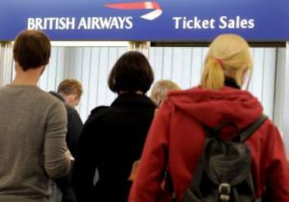 Un grupo de pasajeros hacen cola ante un mostrador de British Airways en el aeropuerto Tegel de Berlín, Alemania. EFE/Archivo