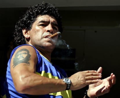 Maradona fuma un puro antes del inicio del partido de Primera División Argentina entre Boca Juniors y San Lorenzo de Almagro en Buenos Aires (Argentina), en 2006.