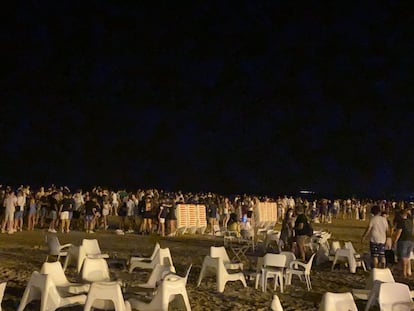 Imagen de una playa de Cullera por la noche publicada por el alcalde Jordi Mayor en su Twitter.