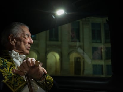 El premio Nobel de Literatura Mario Vargas Llosa, en el interior del vehículo que le lleva a su casa de París tras haber ingresado en la Academia de las Letras Francesas el 9 de febrero.