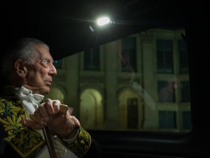 Mario Vargas Llosa en el interior del vehículo que lo llevaba a casa después de la ceremonia de inducción en la Academia Francesa.