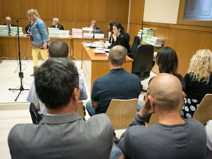 Jonas Falk (en el centro de la imagen, con polo azul marino) durante la primera sesión del juicio por blanqueo de capitales procedentes del narcotráfico.