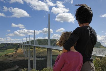 Una madre y un hijo miran el viaducto de MIllau, en el departamento franc&eacute;s de Aveyron, el m&aacute;s alto del mundo. 