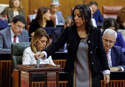 The new speaker of the Andalusian parliament, Marta Bosquet (r), with incumbent regional premier Susana Díaz seated behind.