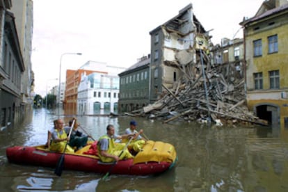 Un equipo de rescate en Praga durante las inundaciones del pasado verano.