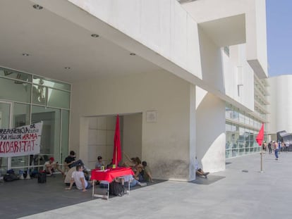 Piquetes a las puertas del Macba de los trabajadores en huelga que han impedido la apertura del museo.