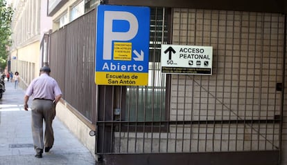 Entrada al aparcamiento de las Escuelas Pas de San Antn.