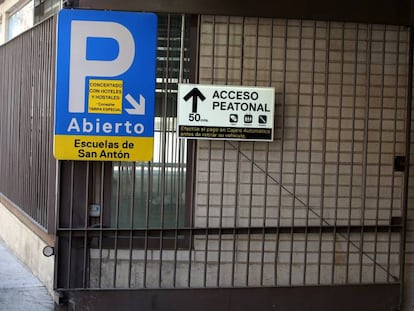 Entrada al aparcamiento de las Escuelas Pías de San Antón.