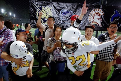 Los jugadores de los Eagles celebran su victoria.