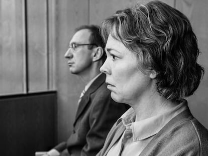 Olivia Colman y David Thewlis en una escena del cuarto y último capítulo de 'Landscapers'.