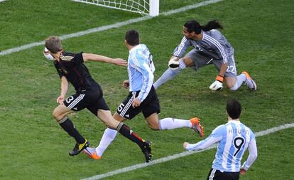 El centro alemán Thomas Mueller remata de cabeza para marcar el primero de Alemania.